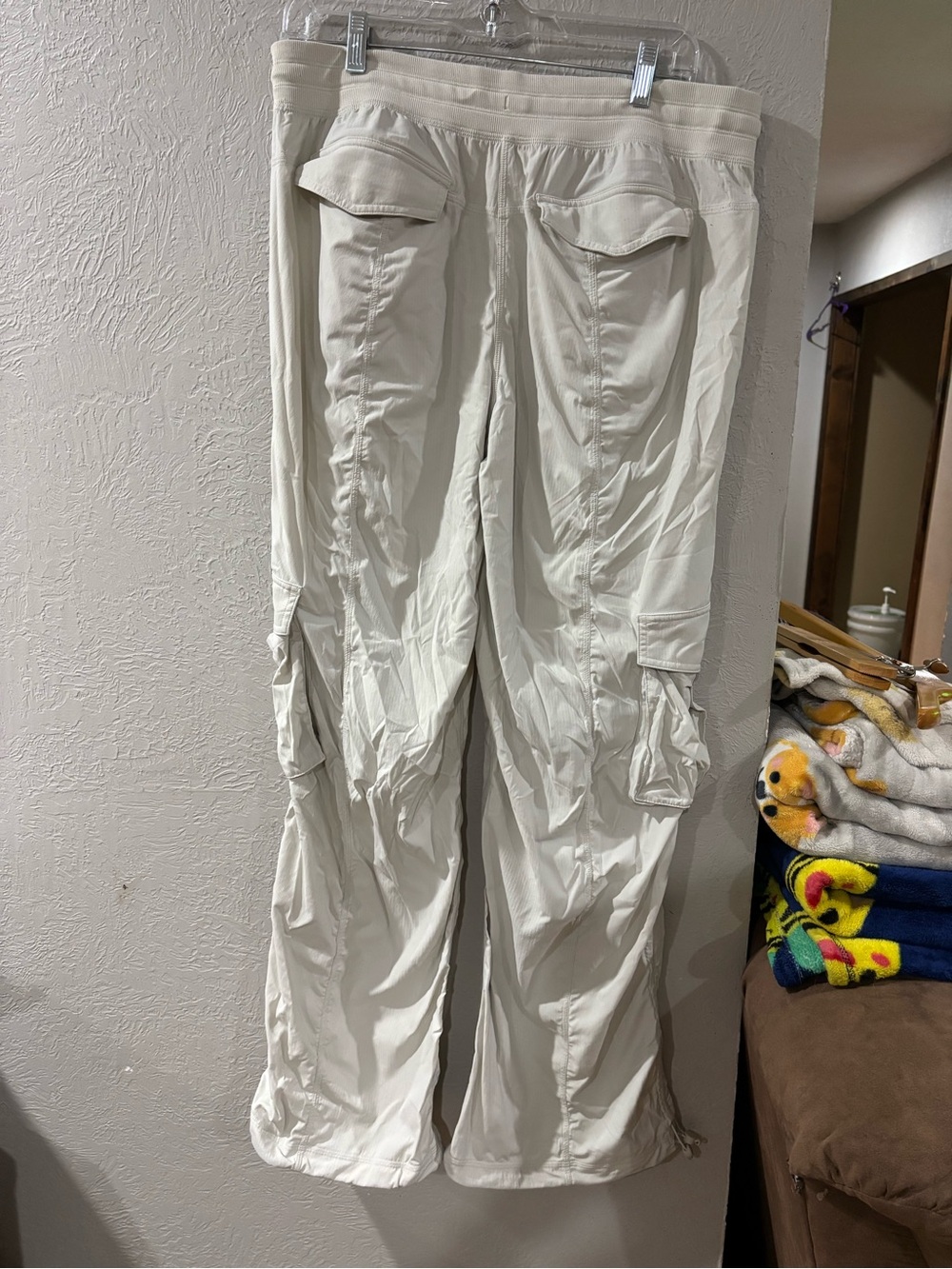Lululemon Dance Studio Relaxed-Fit Mid-Rise Cargo Athletic Pant in Bone size L - Picture 5 of 9